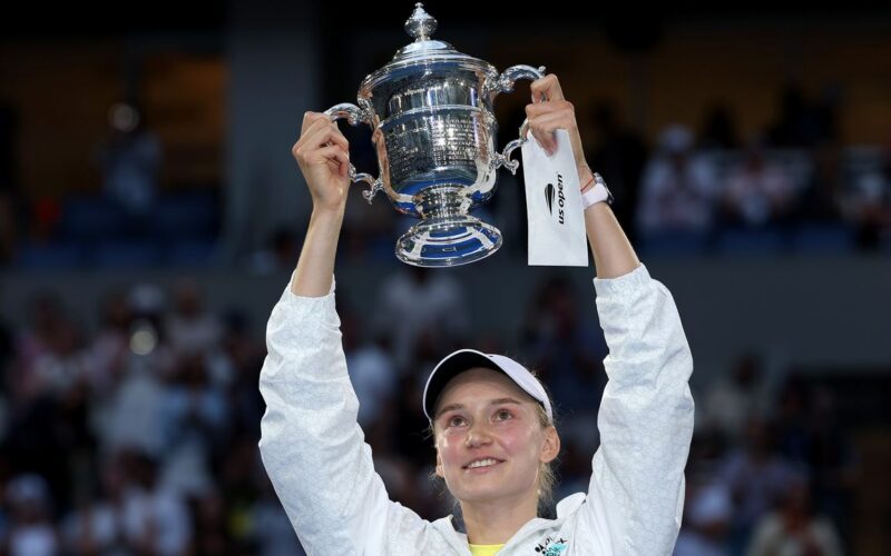 Elena Rybakinová dvíha trofej US Open