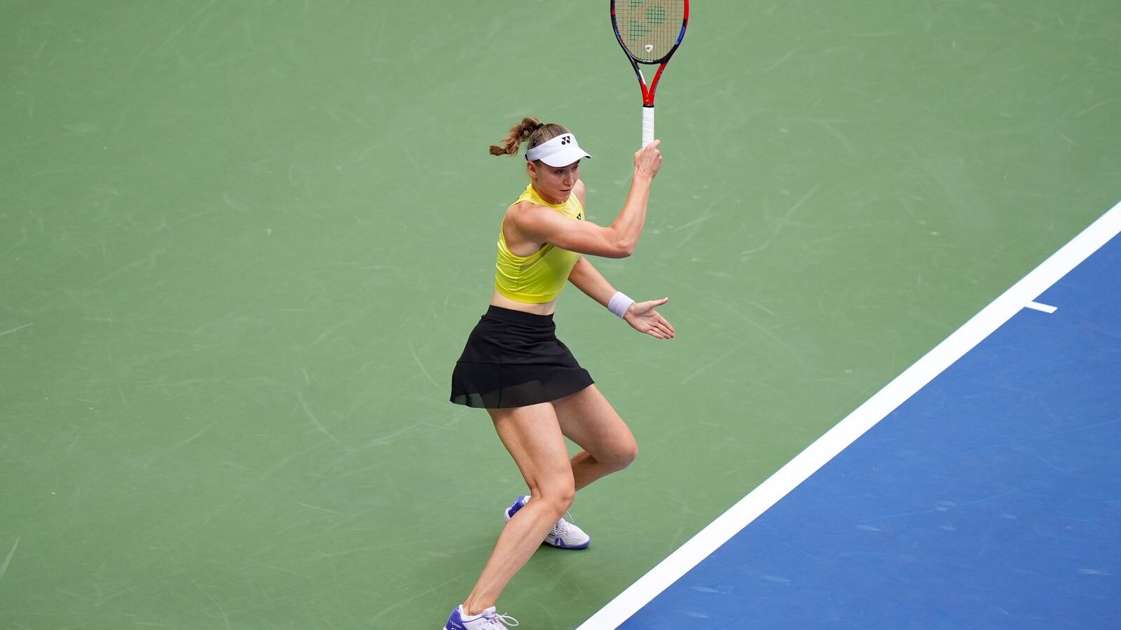 Elena Rybakina hrá bekhend vo finále US Open 2026