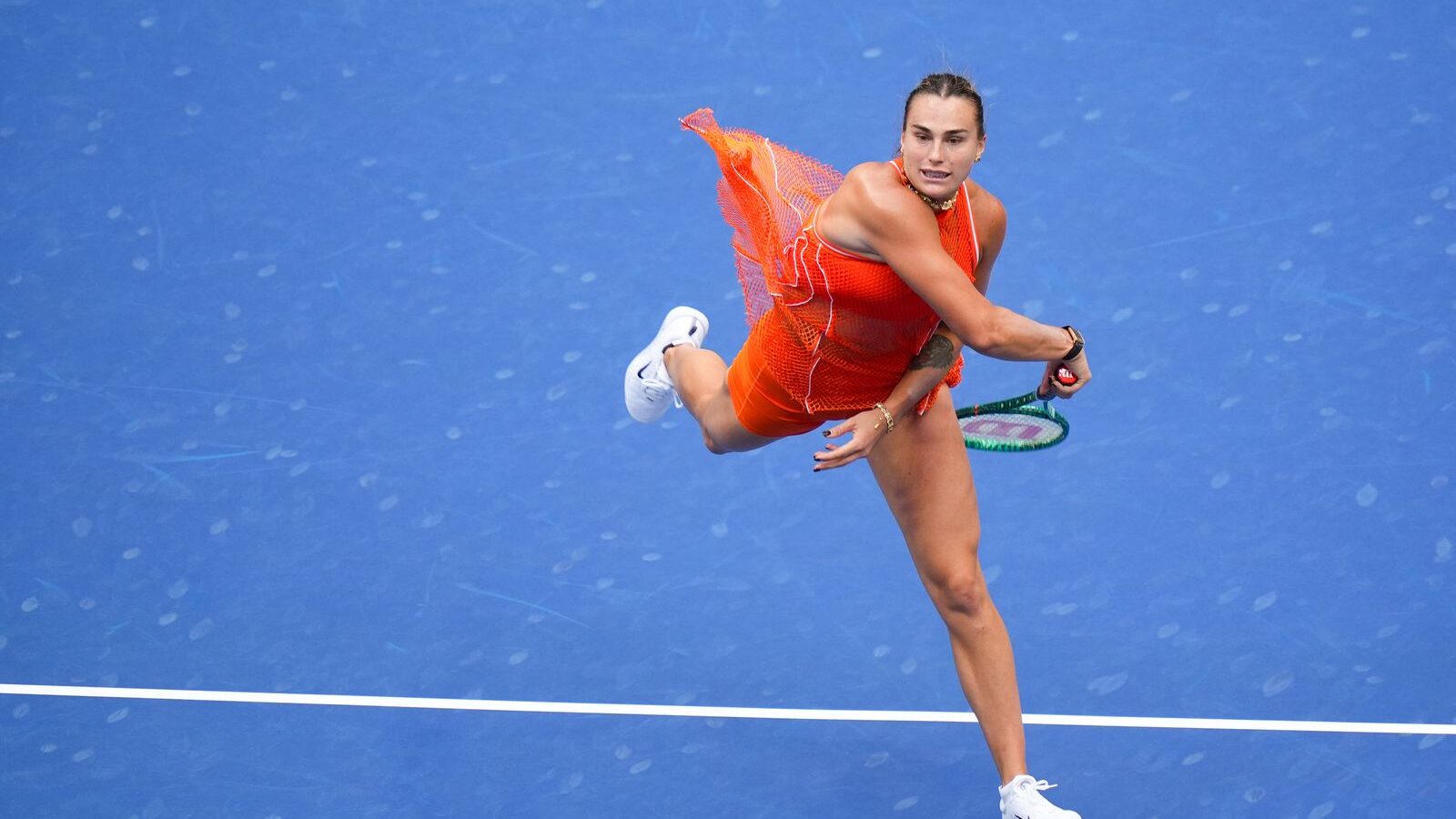 Aryna Sabalenka podáva vo finále US Open 2026